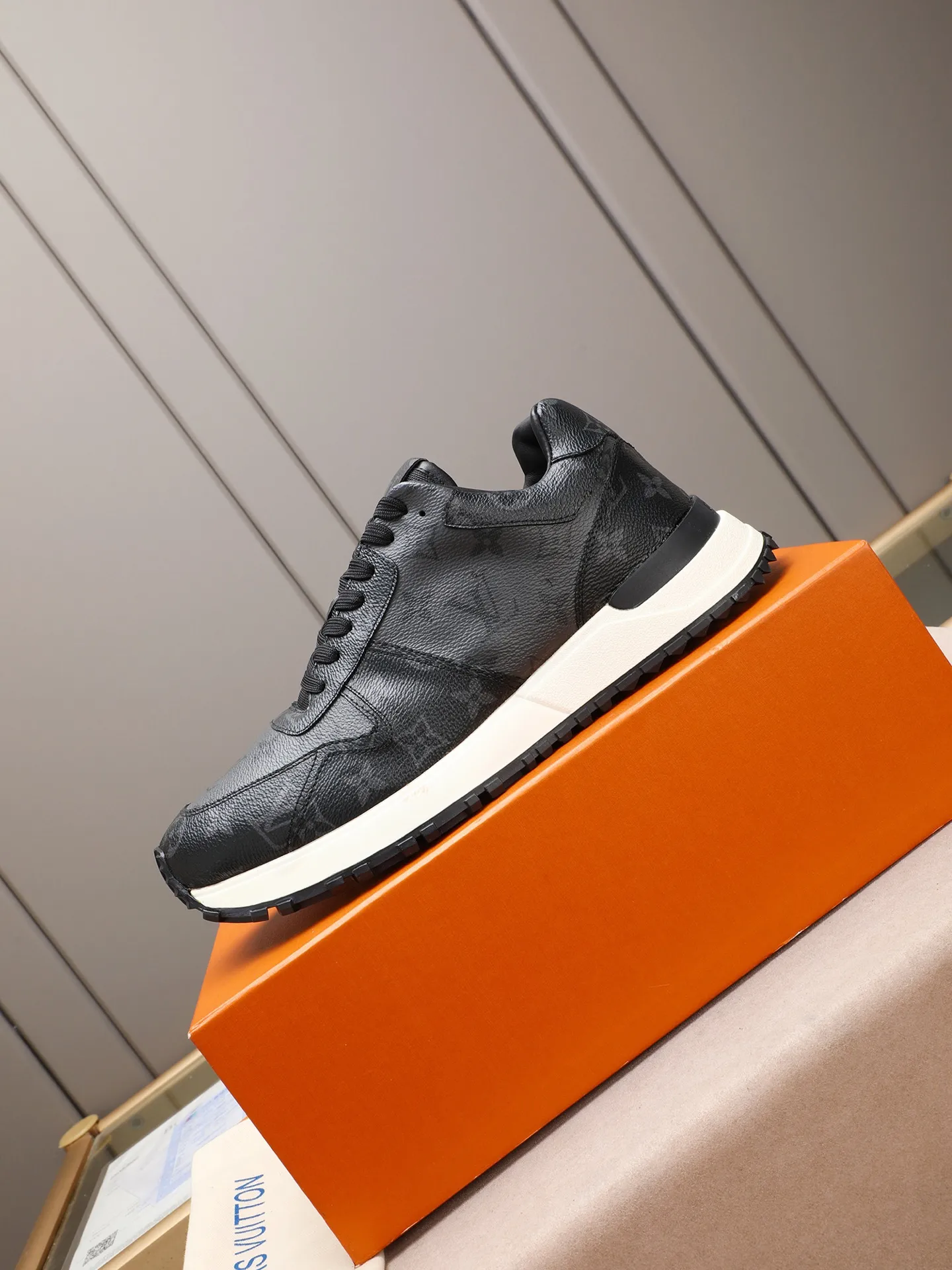 Men's Shoes 💰660 L The Run Away Maxi sneaker debuts in the 2025 collection and continues the iconic design of the Run Away sneaker. The smooth cowhide leather upper features contrasting LV lettering and Vuitton logos, and a lightweight rubber wedge outsole evokes running shoe construction. High level of comfort. Looks good, wears well and matches well. Worth buying! 7 color selection size: 39-44 (45 customized)